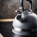Otwarty dzióbek czajnika KingHoff 1,8 l – stal nierdzewna