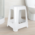Taboret biały do łazienki – praktyczne siedzisko pod prysznic lub toaletkę