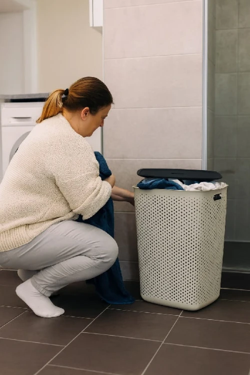 Kosz na pranie ecru 60L z czarną pokrywą – funkcjonalny pojemnik na bieliznę w łazience