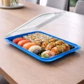 Płaski pojemnik do sushi i przechowywania żywności w użyciu
