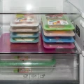 Duże kolorowe pojemniki płaskie do przechowywania produktów spożywczych