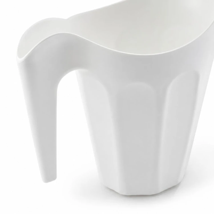 Ergonomiczny uchwyt białej konewki plastikowej 1,5 l