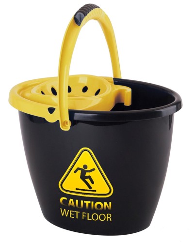 czarne wiadro do mopa z wyciskaczem z ostrzegawczym napisem